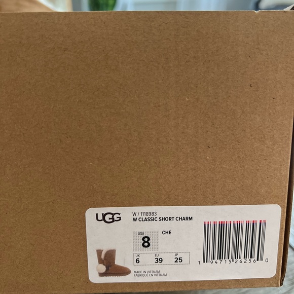 UGG Classic Short Charm Boots - size 8 - Picture 5 of 5